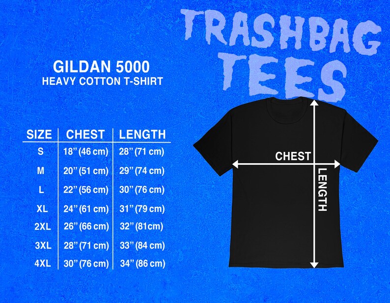Pu&ograve; includere: T-shirt nero Gildan 5000 in cotone pesante con misure di petto e lunghezza. La maglietta ha il testo "TRASHBAG TEES" in blu. La tabella delle taglie include misure del petto da 46 cm a 76 cm e misure di lunghezza da 71 cm a 86 cm.