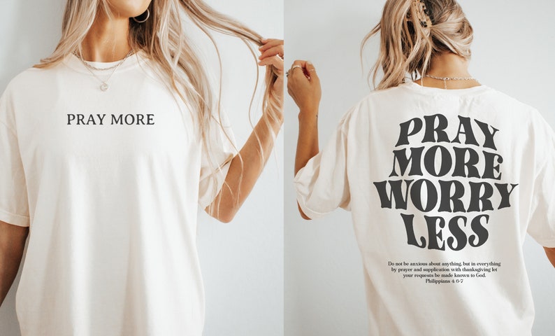 Puede incluir: Camiseta blanca con el texto "Pray More" en la parte delantera y "Pray More Worry Less" en la parte trasera. La parte trasera tambi&eacute;n incluye una cita de Filipenses 4:6-7.
