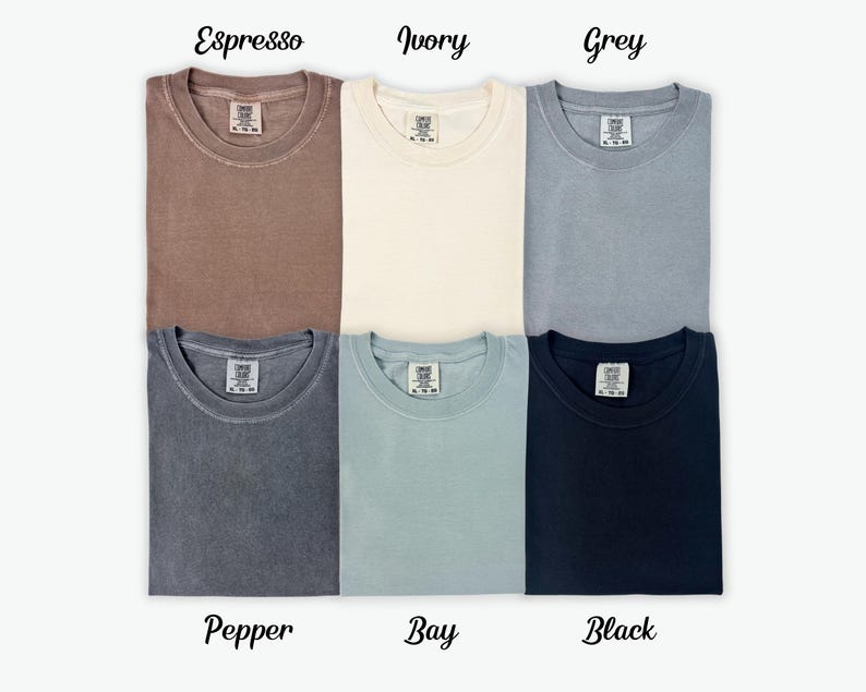 Pode incluir: Seis t-shirts em diferentes cores: Espresso, Marfim, Cinza, Pimenta, Ba&iacute;a e Preto. Cada t-shirt tem uma pequena etiqueta com o nome da marca "Campfire Club" na frente.
