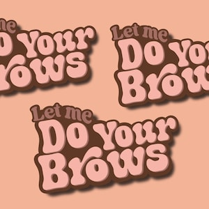 Op de afbeelding: Drie stickers in retro-stijl met de tekst "Let me Do Your Brows" in bruin en roze letters. De stickers zijn op een perzikkleurige achtergrond.