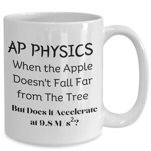Puede incluir: Taza de café de cerámica blanca con texto negro que dice "AP PHYSICS When the Apple Doesn't Fall Far from The Tree But Does It Accelerate at 9.8 m/s²?"