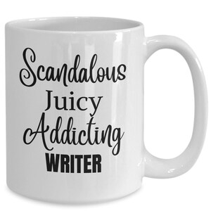 Puede incluir: Taza de café de cerámica blanca con texto negro que dice "Scandalous Juicy Addicting Writer".
