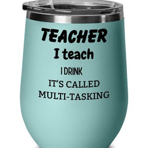 Peut inclure: Un gobelet à vin en acier inoxydable bleu clair avec une inscription noire qui dit "TEACHER I teach I drink It's called multi-tasking".