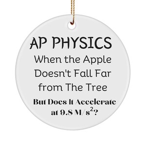 Puede incluir: Adorno de cerámica blanca con texto negro que dice "AP PHYSICS When the Apple Doesn't Fall Far from The Tree But Does It Accelerate at 9.8 m/s²?"