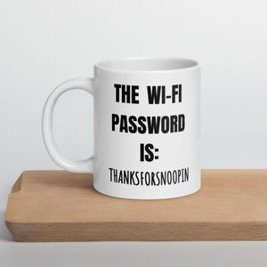 Può includere: Tazza da caffè in ceramica bianca con testo nero che recita "The Wi-Fi Password is: ThanksForSnoopin"