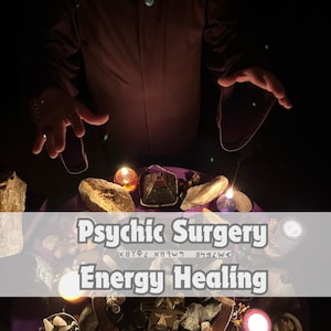 Peut inclure: Une personne effectuant une chirurgie psychique et un rituel de guérison énergétique. La personne porte une robe sombre et a les mains levées au-dessus d'une table avec des bougies, des cristaux et d'autres objets. Le texte "Psychic Surgery Energy Healing" est affiché sur une bannière blanche.