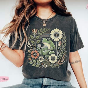 Comfort Colors® Retro Frog and Toad shirt, Vintage Reading shirt, Cottagecore Shirt, Frog Graphic Tee, Librarian Gifts, Nature Lover Tee
