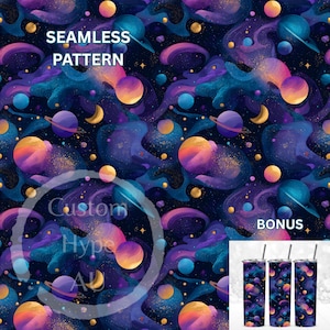 Peut inclure: Un motif sans couture représentant un fond spatial sombre avec des nébuleuses violettes et bleues, diverses planètes et des étoiles dorées. Le texte SEAMLESS PATTERN est visible en haut à gauche et BONUS au-dessus de trois gobelets.