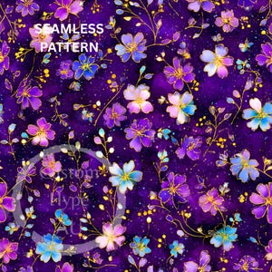 Op de afbeelding: Naadloos bloemenpatroon met paarse, blauwe en gouden bloemen op een donkerpaarse achtergrond. Het ontwerp bevat de tekst "SEAMLESS PATTERN". De bloemen hebben gouden contouren en zijn verspreid.