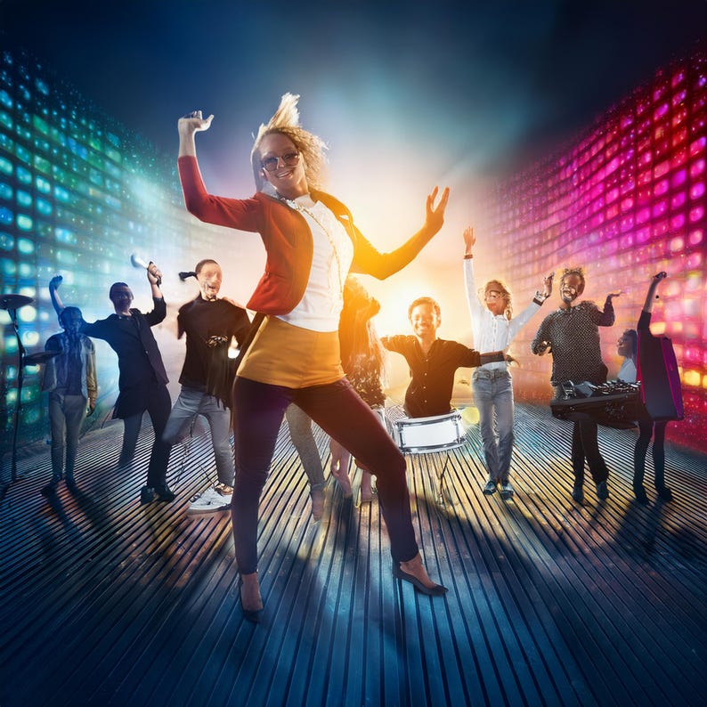 以下が含まれることがあります： カラフルな照明が輝く明るい部屋で、人々が踊っています。人々はカジュアルな服装をして楽しんでいます。