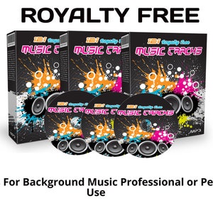 以下が含まれることがあります： カラフルなグラフィックと「121 Royalty Free Music Tracks」というテキストが書かれた黒いCDケースが3つあります。ケースは積み重ねられています。同じグラフィックが描かれたCDが3つ、ケースの前にあります。「121 Tracks For Background Music Professional or Personal Use」というテキストが画像の下にあります。