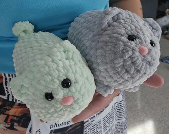 Gato de peluche tejido a ganchillo hecho a mano