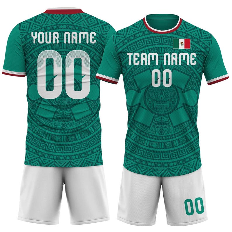 Op de afbeelding: Een groen voetbalshirt en short set met witte accenten. Het shirt toont de Mexicaanse vlag, de tekst "TEAM NAME" en het nummer "00". De achterkant van het shirt heeft de tekst "YOUR NAME" en het nummer "00". Het shirt heeft een gedetailleerd Azteeks patroon.