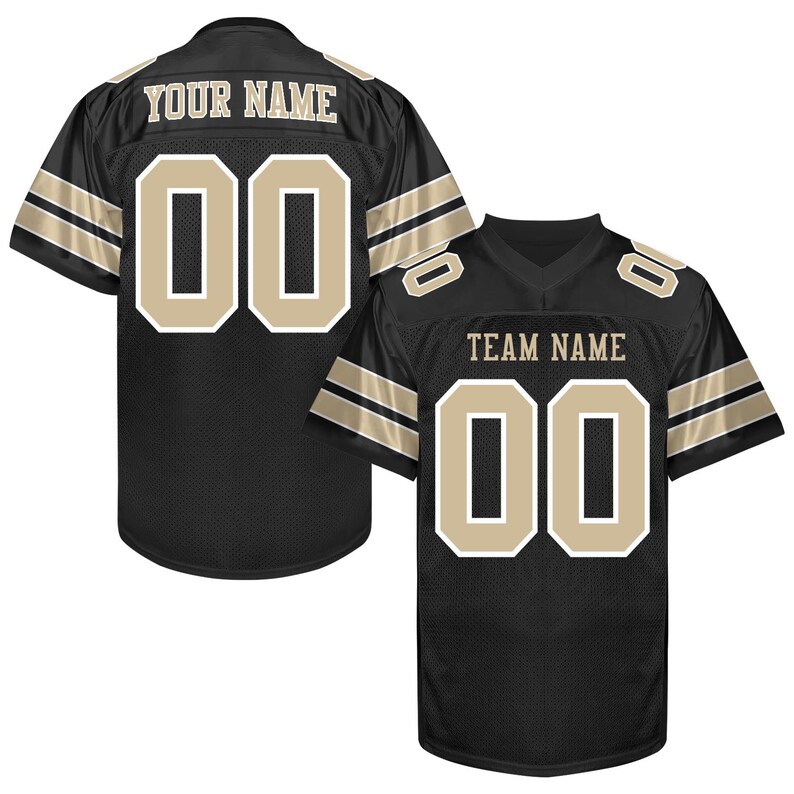 Puede incluir: Camiseta de f&uacute;tbol negra con detalles dorados y blancos. La camiseta muestra el n&uacute;mero "00" en dorado con un contorno blanco en la parte delantera y trasera. La parte trasera de la camiseta tiene el texto "YOUR NAME" encima del n&uacute;mero.