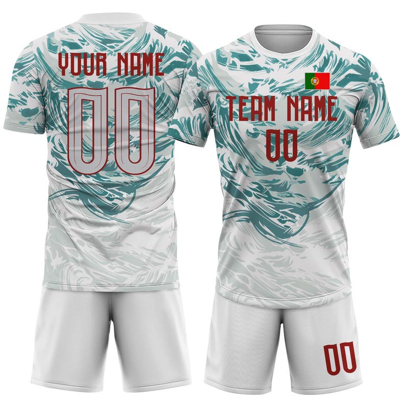 Op de afbeelding: Witte en blauwgroene voetbalshirt en short set. Het shirt heeft de tekst "YOUR NAME" en "TEAM NAME" in bordeauxrood, samen met het nummer "00". De Portugese vlag staat op het shirt. Het ontwerp heeft een golfpatroon.