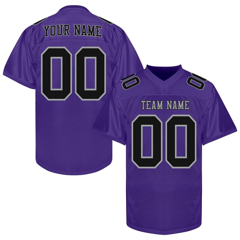 Puede incluir: Camiseta de f&uacute;tbol morada con n&uacute;meros negros y contorno plateado. La camiseta tiene el texto "YOUR NAME" en la espalda y "TEAM NAME" en la parte delantera. El n&uacute;mero "00" se muestra de forma destacada.