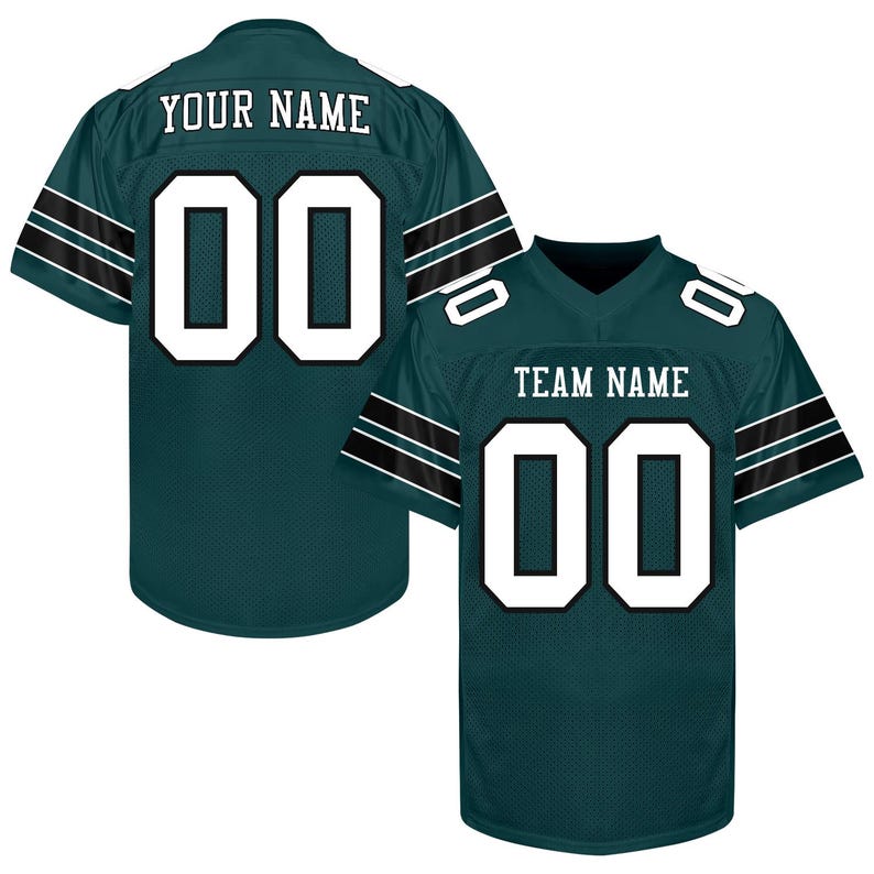 Puede incluir: Dos camisetas de f&uacute;tbol verdes con n&uacute;meros y letras blancas. Una camiseta muestra "YOUR NAME" y el n&uacute;mero "00" en la espalda. La otra muestra "TEAM NAME" y "00". Ambas tienen rayas blancas y negras en las mangas.