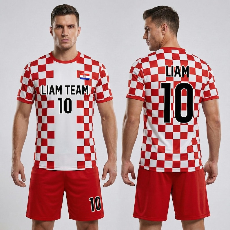 以下が含まれることがあります： 赤と白のチェック柄のサッカーユニフォームとショーツのセット。ジャージには前面に「LIAM TEAM 10」、背面に「LIAM 10」と書かれています。ショーツには右脚に数字の「10」が入っています。ジャージにはクロアチアの国旗が描かれています。