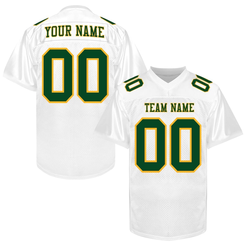 Puede incluir: Camiseta de f&uacute;tbol blanca con detalles verdes y dorados. La camiseta muestra el n&uacute;mero "00" en verde con un contorno dorado. El texto "YOUR NAME" est&aacute; encima del n&uacute;mero en la espalda y "TEAM NAME" en la parte delantera.