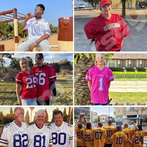 Puede incluir: Un collage de personas con camisetas de f&uacute;tbol americano. Las camisetas son blancas, rojas, rosas y doradas, con varios n&uacute;meros y nombres de equipos. El texto en la parte superior dice "Premium Quality For Players And Fans."