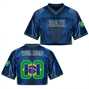 Puede incluir: Una taza de cer&aacute;mica blanca con un asa negra y el texto "But First, Coffee" en negro, con una fuente de estilo manuscrito. La taza est&aacute; sobre una superficie blanca.