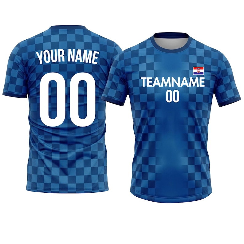 以下が含まれることがあります： チェック柄の青いサッカーユニフォーム2枚。1枚は背中に「YOUR NAME」と数字「00」が表示されています。もう1枚は「TEAMNAME」、数字「00」、クロアチアの国旗が表示されています。