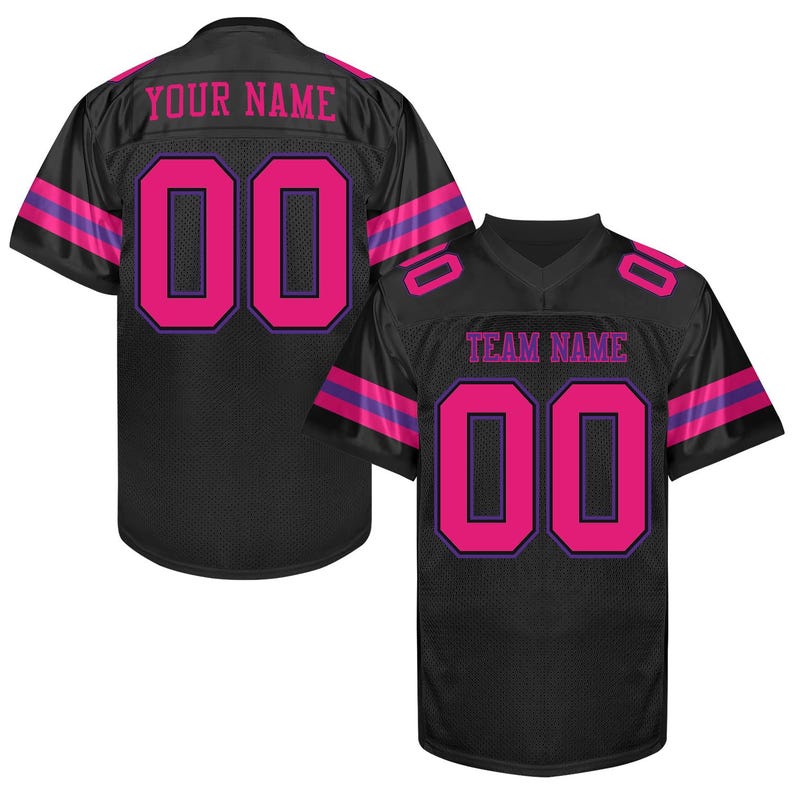 Puede incluir: Camiseta de f&uacute;tbol negra con n&uacute;meros rosas y ribetes morados. La camiseta tiene el texto "YOUR NAME" en la espalda y "TEAM NAME" en la parte delantera. Las mangas tienen rayas rosas y moradas.