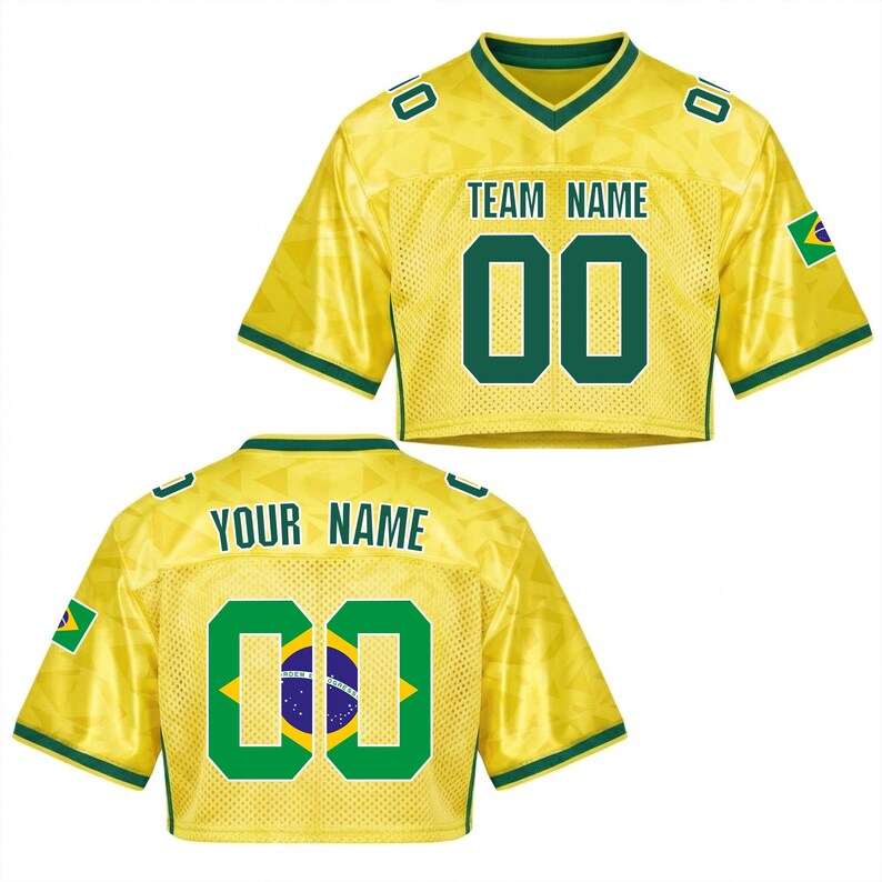 Puede incluir: Una camiseta de f&uacute;tbol amarilla recortada con detalles verdes y la bandera brasile&ntilde;a en la manga. La parte delantera muestra "TEAM NAME" encima del n&uacute;mero "00". La parte trasera tiene "YOUR NAME" y el n&uacute;mero "00" con la bandera brasile&ntilde;a dentro.