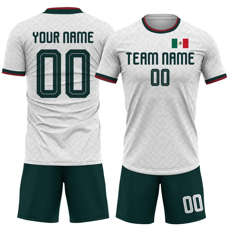 Op de afbeelding: Wit voetbalshirt en short set met groene en rode accenten. Het shirt toont de Mexicaanse vlag, de tekst "TEAM NAME" en het nummer "00". De achterkant van het shirt heeft "YOUR NAME" en het nummer "00".