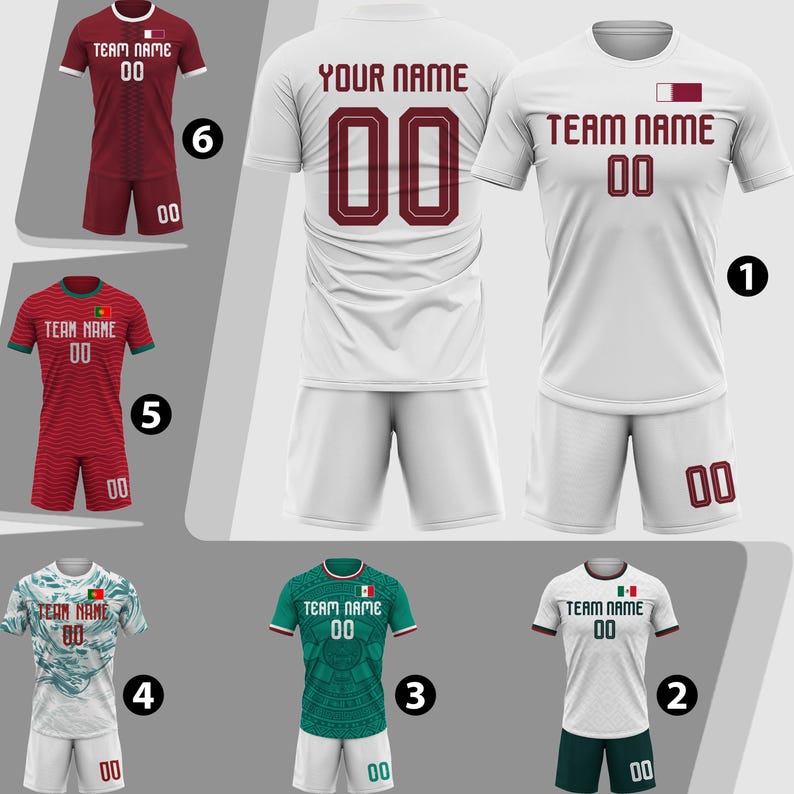 Puede incluir: Una colecci&oacute;n de camisetas de f&uacute;tbol en varios dise&ntilde;os y colores. Las camisetas presentan nombres de equipos, n&uacute;meros y banderas. Los colores incluyen blanco, rojo, verde y verde oscuro. Las camisetas se combinan con pantalones cortos a juego.
