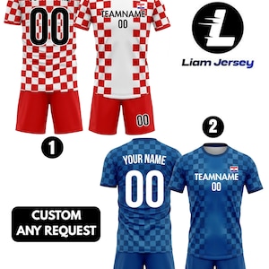 以下が含まれることがあります： 赤と白のチェック柄と青のチェック柄のサッカーユニフォーム。各ジャージには番号「00」があり、名前とチーム名でカスタマイズできます。「Liam Jersey」のロゴも表示されています。