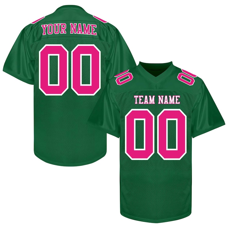 Puede incluir: Dos camisetas de f&uacute;tbol verdes con detalles rosas. Una camiseta muestra "YOUR NAME" y el n&uacute;mero "00". La otra muestra "TEAM NAME" y el n&uacute;mero "00". Ambas camisetas tienen n&uacute;meros rosas con contornos blancos.