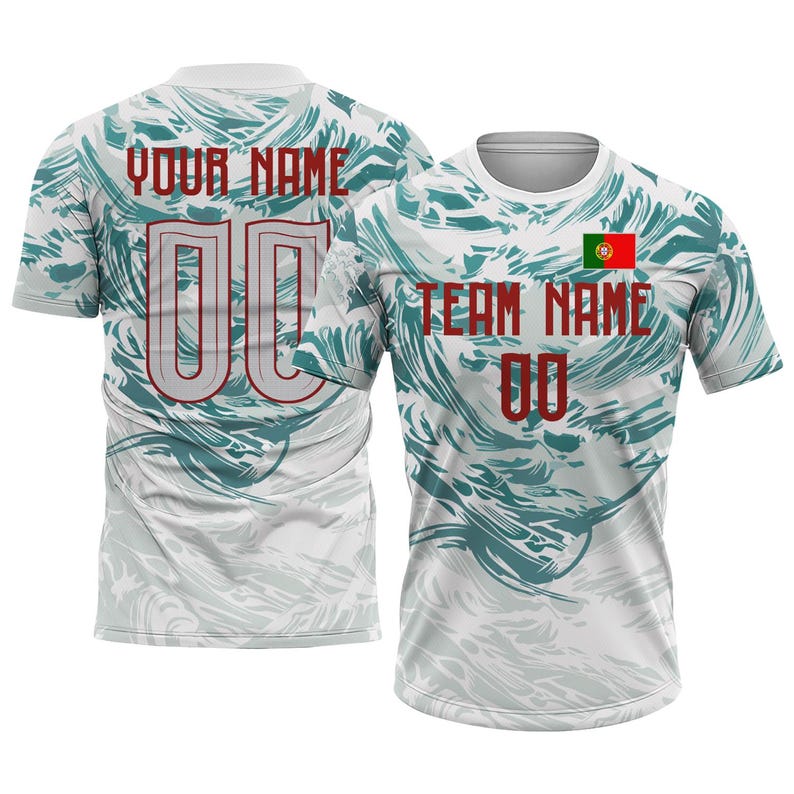Op de afbeelding: Wit en teal gekleurd sportshirt met patroon. De achterkant toont "YOUR NAME" en "00". De voorkant heeft "TEAM NAME", het nummer "00" en een Portugese vlag. Korte mouwen.