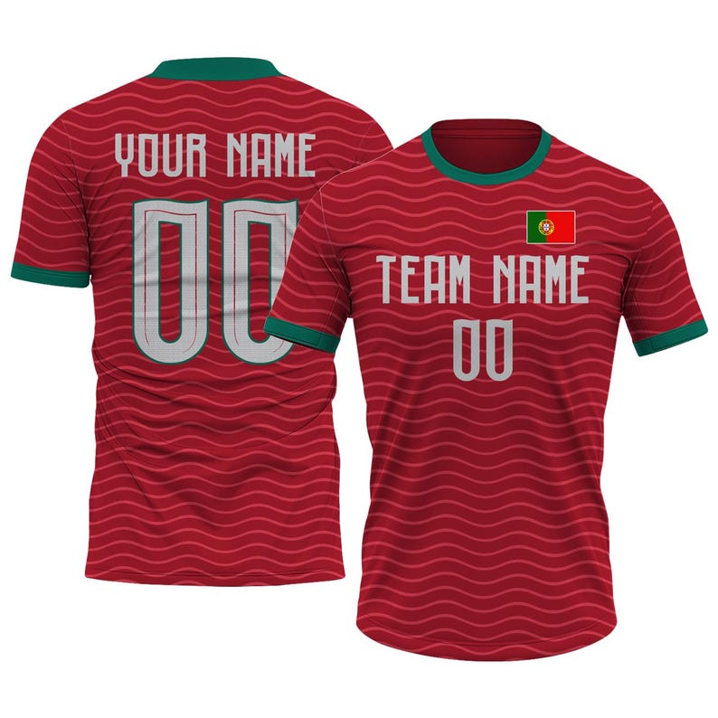 Op de afbeelding: Rood voetbalshirt met groene afwerking en een golvend patroon. De voorkant toont "TEAM NAME" en het nummer "00" in wit, samen met de Portugese vlag. De achterkant heeft "YOUR NAME" en het nummer "00".