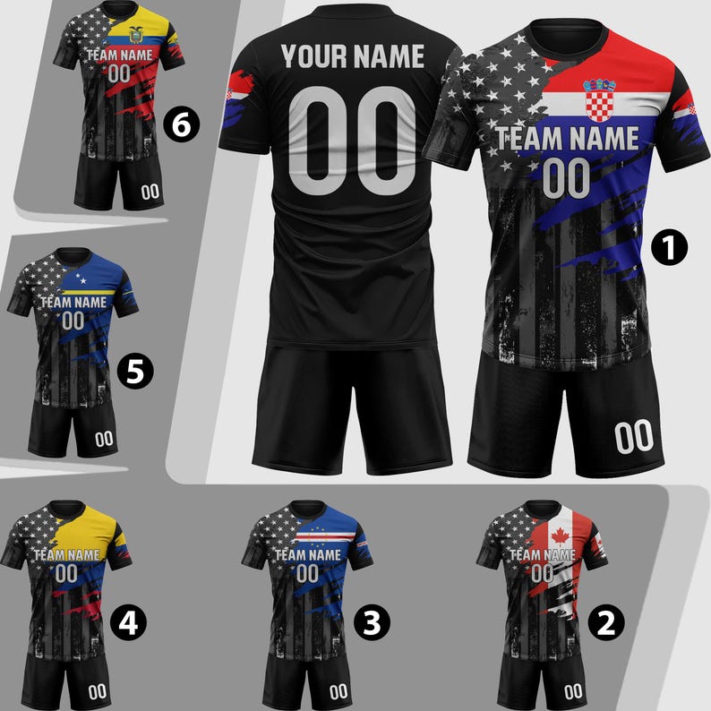 Puede incluir: Una colecci&oacute;n de camisetas de f&uacute;tbol con varios dise&ntilde;os y colores. Cada camiseta presenta un nombre de equipo y el n&uacute;mero "00". Las camisetas muestran banderas y patrones, incluyendo estrellas, rayas y bloques de color. Las camisetas son negras, rojas, azules, amarillas y blancas.