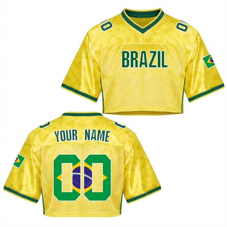 Puede incluir: Una camiseta amarilla recortada con ribetes verdes y la palabra "BRAZIL" en letras verdes. La camiseta tiene el n&uacute;mero "00" en la espalda con la bandera brasile&ntilde;a dentro de los n&uacute;meros. El texto "YOUR NAME" est&aacute; encima de los n&uacute;meros.