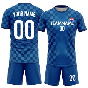 以下が含まれることがあります： 青色のサッカーユニフォームセット、市松模様。ジャージの背面には「YOUR NAME」と数字「00」がプリントされています。ジャージの前面には「TEAMNAME」、数字「00」、クロアチアの国旗が表示されています。セットにはお揃いのショーツが含まれています。