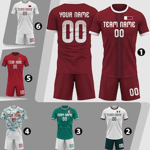 Op de afbeelding: Een verzameling voetbalshirts in verschillende kleuren, waaronder wit, rood, groen en blauwgroen. Elk shirt heeft een teamnaam en het nummer "00". De shirts worden getoond met bijpassende shorts.