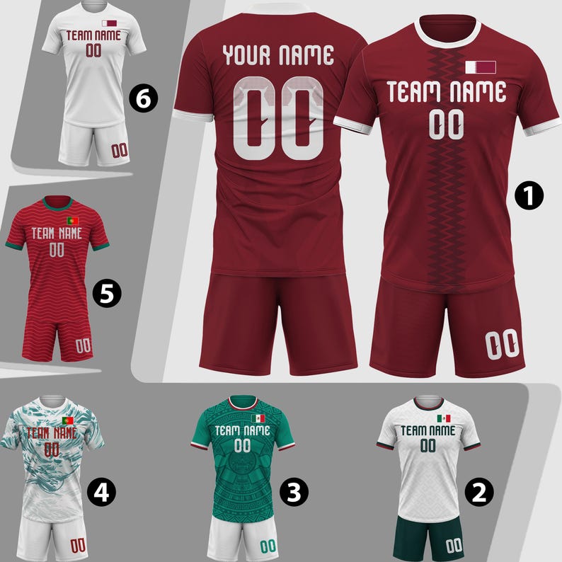 Op de afbeelding: Een verzameling voetbalshirts in verschillende kleuren, waaronder wit, rood, groen en blauwgroen. Elk shirt heeft een teamnaam en het nummer "00". De shirts worden getoond met bijpassende shorts.