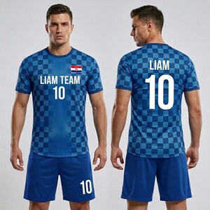 以下が含まれることがあります： 青色のサッカーユニフォームセット。市松模様の半袖ジャージには「LIAM TEAM 10」とクロアチアの国旗がプリントされています。ショーツには番号「10」が入っています。