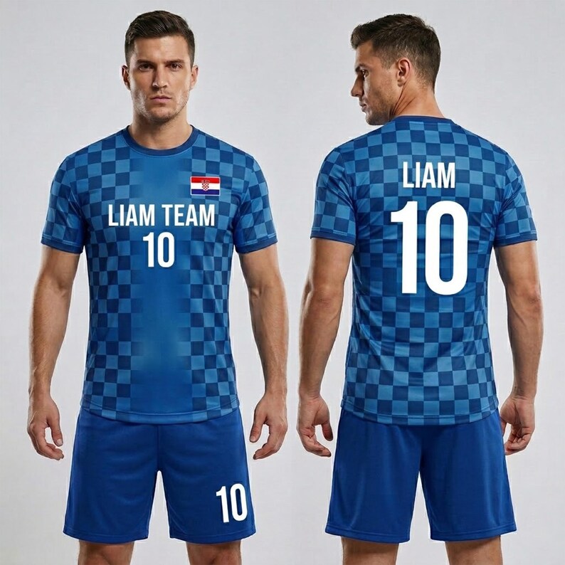 以下が含まれることがあります： 青色のサッカーユニフォームセット。市松模様の半袖ジャージには「LIAM TEAM 10」とクロアチアの国旗がプリントされています。ショーツには番号「10」が入っています。