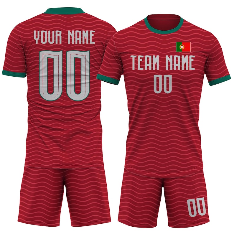 Op de afbeelding: Een rood voetbaltenue met een golvend patroon, met de tekst "YOUR NAME" en "TEAM NAME" in het wit. Het nummer "00" staat op de voor- en achterkant van het shirt. Het tenue bevat een Portugese vlag.