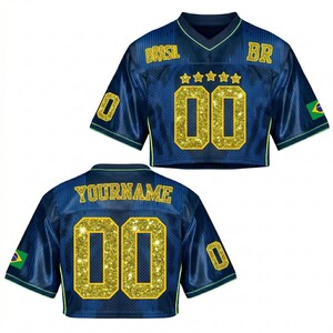 Puede incluir: Una camiseta corta azul marino con detalles dorados brillantes. La parte delantera presenta el n&uacute;mero "00" y la palabra "BRASIL" en dorado. La parte trasera muestra "YOURNAME" y el n&uacute;mero "00". Una bandera brasile&ntilde;a est&aacute; en la manga.