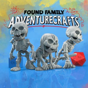 Puede incluir: Tres figuras de esqueletos grises en varias poses, con el texto "FOUND FAMILY ADVENTURECRAFTS" encima. Un dado azul con el número 5 y un dado rojo con el número 12 están en primer plano. El fondo es una mezcla de azul, amarillo y naranja.