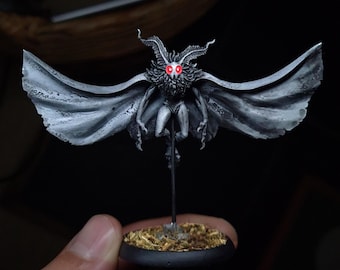 Mottenmann-Kryptid-Miniatur aus Resin – 28/32 mm Tabletop-Rollenspiel- und Gothic-Fantasy-Figur von Warp Miniatures