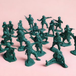 Vintage Set of 21 American Army Men Green Plastic Toys WWII Soldiers Collectibles Memorabilia Militaria