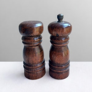 Conjunto vintage de saleiros e pimenteiros de madeira e moedor de pimenta feito no Japão