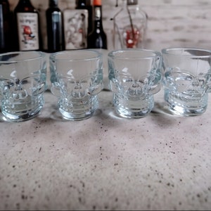Vintage set van 4 schedelborrelglaasjes zwaar glas barwagen vermakelijk glaswerk