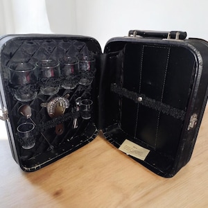 ヴィンテージ MCM 旅行用リキュールキャビネット ポータブルバーハンドル付きケース ドリンクグラス ショットグラスとバーツール キー付き 韓国