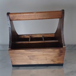Vintage madera 4 compartimento Caddy utensilio servilletero con correa de medalla negra en la parte inferior